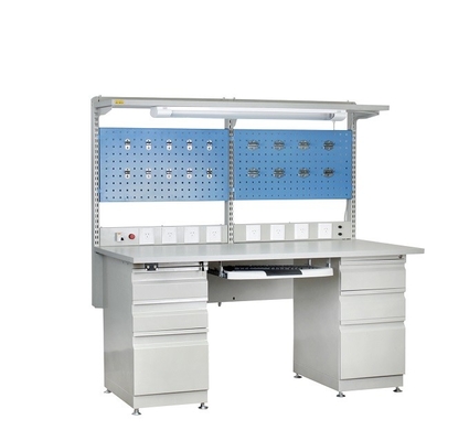 Personalisierte ESD-Arbeitsbank für Elektro- und Elektroniktechniker.