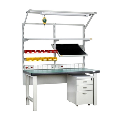 Personalisierte ESD-Arbeitsbank für Elektro- und Elektroniktechniker.