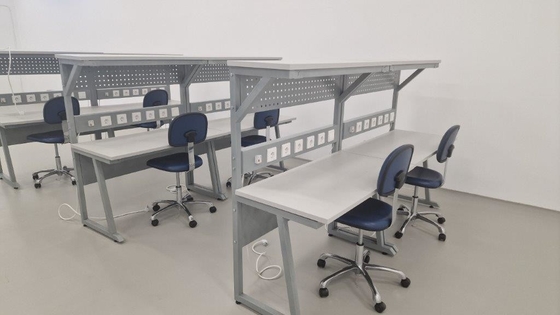 Personalisierte ESD-Arbeitsplatte. Anti-statischer elektrischer Laborarbeitstisch für Elektronikmontage.