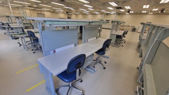 Personalisierte ESD-Arbeitsplatte. Anti-statischer elektrischer Laborarbeitstisch für Elektronikmontage.