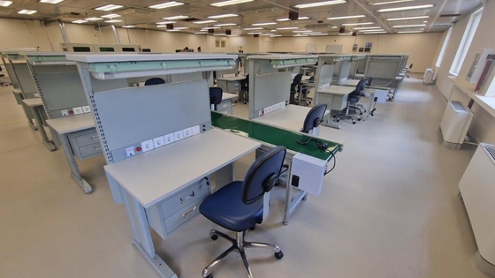 Personalisierte ESD-Arbeitsplatte. Anti-statischer elektrischer Laborarbeitstisch für Elektronikmontage.