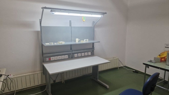 Personalisierte ESD-Arbeitsbank für Elektro- und Elektroniktechniker.