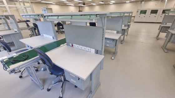Personalisierte ESD-Arbeitsbank für Elektro- und Elektroniktechniker.